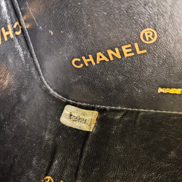 将图片加载到图库查看器,CHANEL Heart Mirror Black Vanity
