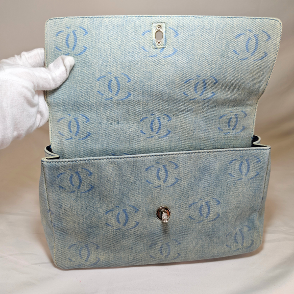 将图片加载到图库查看器,CHANEL 2002-2003 Washed Blue Denim Handbag