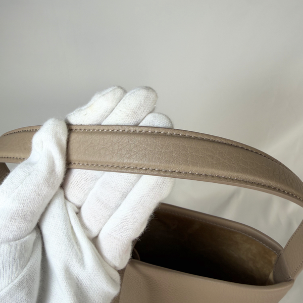 将图片加载到图库查看器,THE ROW N/S Park Tote Small Bag