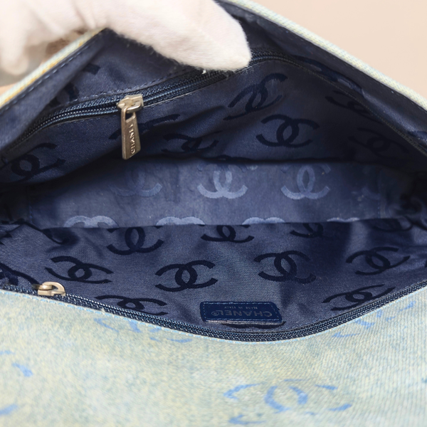 将图片加载到图库查看器,CHANEL 2002-2003 Washed Blue Denim Handbag
