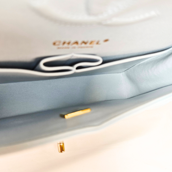 画像をギャラリービューアに読み込む, CHANEL スカイ ベイビー ブルー キャビアスキン マトラッセ ダブルフラップ 25 ショルダーバッグ