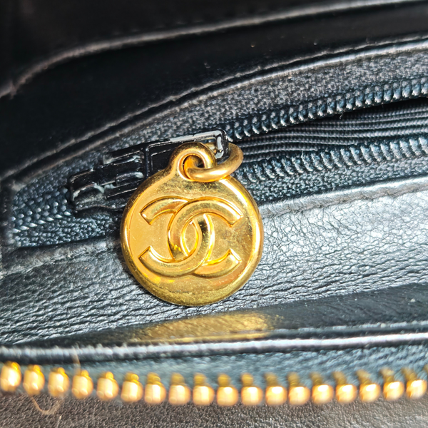 将图片加载到图库查看器,CHANEL Black Flap Backpack Patent Leather Gold CC Logo Hardware