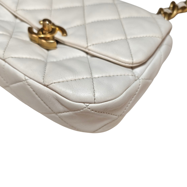 이미지를 갤러리 뷰어에 로드 , CHANEL White Quilted Chain Flap Bag