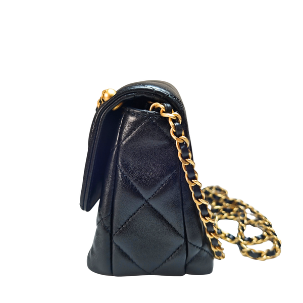 画像をギャラリービューアに読み込む, CHANEL CC ラムスキン パールチャーム シングルフラップ クロスボディバッグ