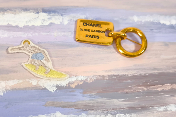 Load image into Gallery viewer, CHANEL CAMBON plate brooch
