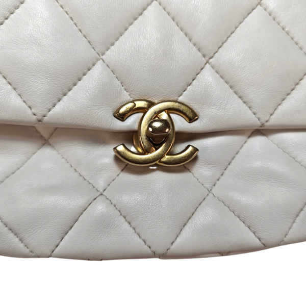 이미지를 갤러리 뷰어에 로드 , CHANEL White Quilted Chain Flap Bag