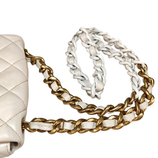이미지를 갤러리 뷰어에 로드 , CHANEL White Quilted Chain Flap Bag