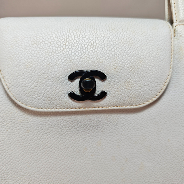 画像をギャラリービューアに読み込む, CHANEL ケリー型 キャビアスキン ホワイト ハンドバッグ