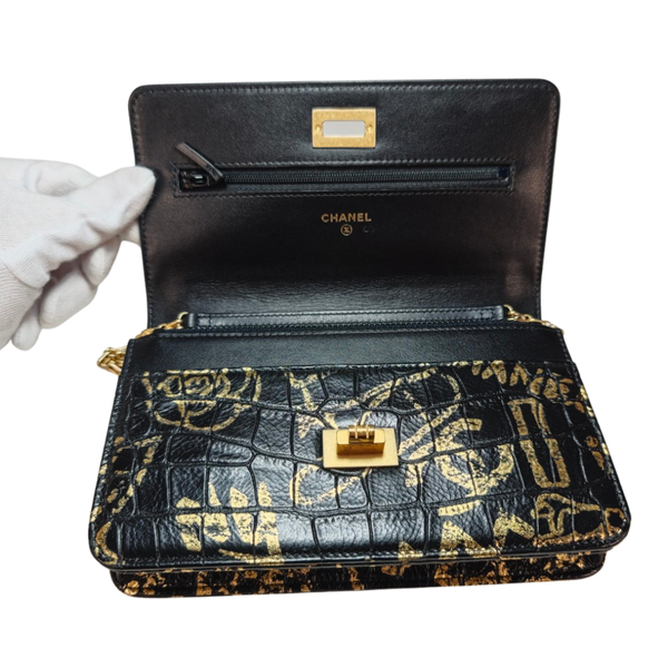 이미지를 갤러리 뷰어에 로드 , CHANEL Black Gold Graphic Wallet On Chain Bag