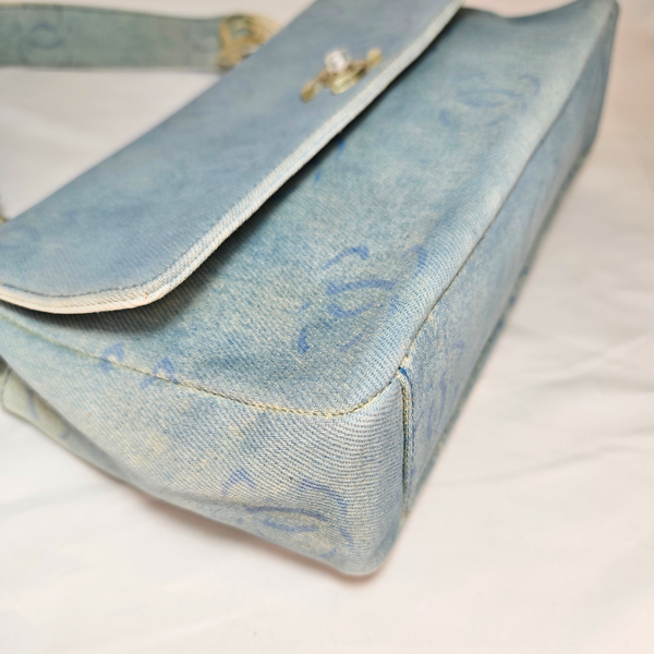 将图片加载到图库查看器,CHANEL 2002-2003 Washed Blue Denim Handbag