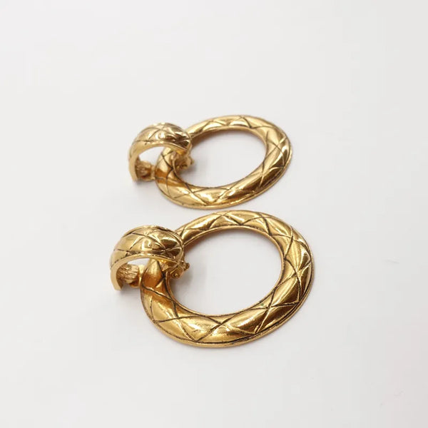 将图片加载到图库查看器,CHANEL Vintage Gold Tone Quilted Large Hoop Plated Clip-On Earrings