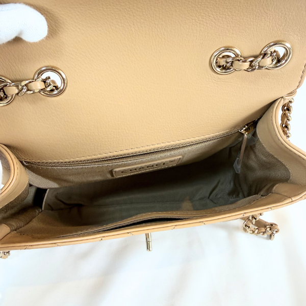 将图片加载到图库查看器,CHANEL Beige Quilted Leather Covered CC Small Crossbody Bag