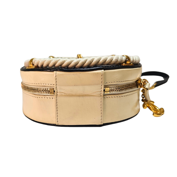 이미지를 갤러리 뷰어에 로드 , CHANEL 2019 Crumpled Calfskin En Vogue Round Shoulder Bag
