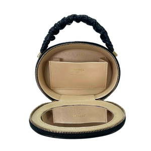 CHANEL Matelasse Bag in Black Lambskin Leather with Gold CC