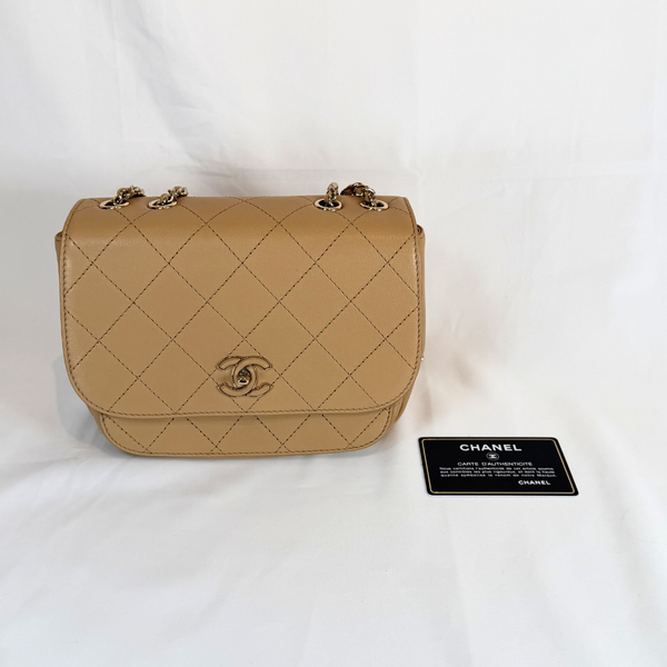 将图片加载到图库查看器，CHANEL Beige Quilted Leather Covered CC Small Crossbody Bag
