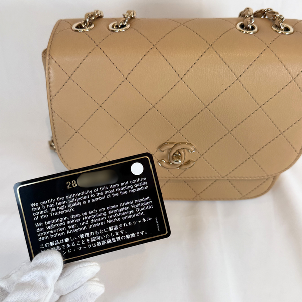 将图片加载到图库查看器，CHANEL Beige Quilted Leather Covered CC Small Crossbody Bag
