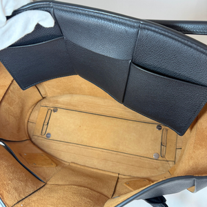 BOTTEGA VENETA アルコ ブラックレザー イントレチャート ショルダーバッグ