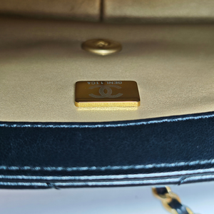 CHANEL CC ラムスキン パールチャーム シングルフラップ クロスボディバッグ
