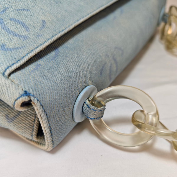 将图片加载到图库查看器，CHANEL 2002-2003 Washed Blue Denim Handbag
