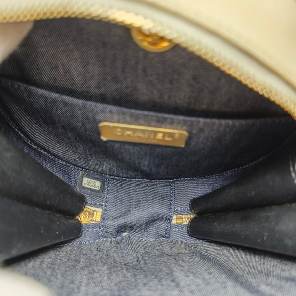 이미지를 갤러리 뷰어에 로드 , CHANEL 2019 Crumpled Calfskin En Vogue Round Shoulder Bag
