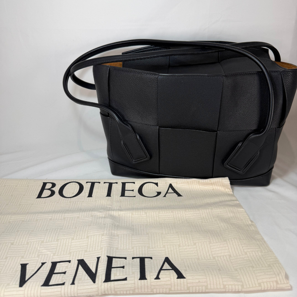 画像をギャラリービューアに読み込む, BOTTEGA VENETA アルコ ブラックレザー イントレチャート ショルダーバッグ

