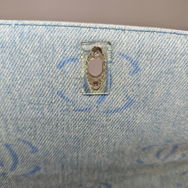 将图片加载到图库查看器，CHANEL 2002-2003 Washed Blue Denim Handbag
