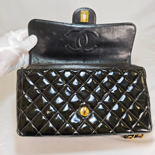 将图片加载到图库查看器，CHANEL Black Flap Backpack Patent Leather Gold CC Logo Hardware
