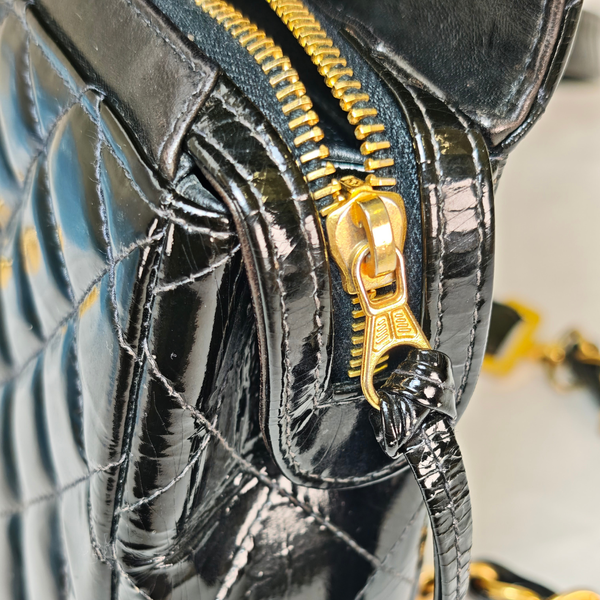 将图片加载到图库查看器，CHANEL Black Flap Backpack Patent Leather Gold CC Logo Hardware
