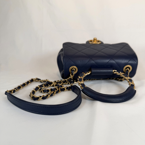 将图片加载到图库查看器，CHANEL Mini Navy Blue Lambskin In The Loop Flap

