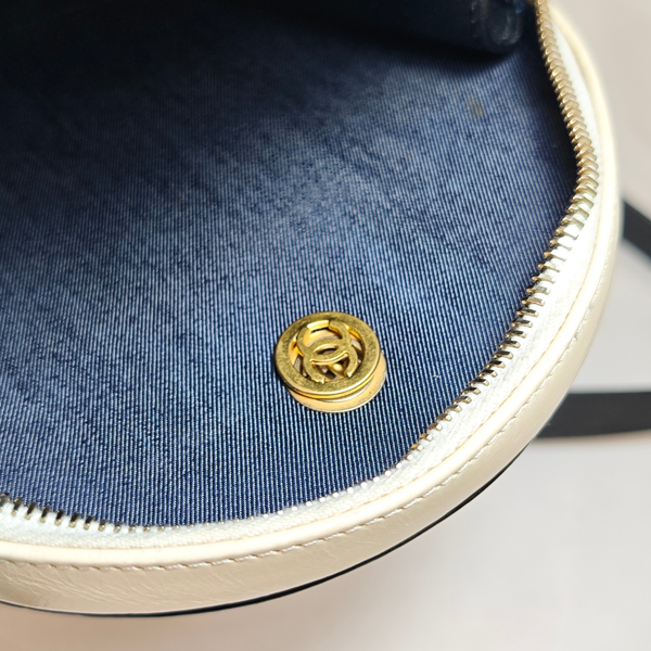 이미지를 갤러리 뷰어에 로드 , CHANEL 2019 Crumpled Calfskin En Vogue Round Shoulder Bag
