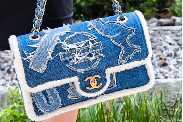 將圖片載入圖庫檢視器 CHANEL Egyptian Hieroglyph Flap Bag Denim and Shearling Medium
