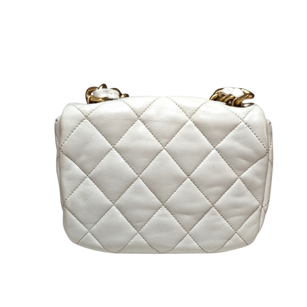 이미지를 갤러리 뷰어에 로드 , CHANEL White Quilted Chain Flap Bag

