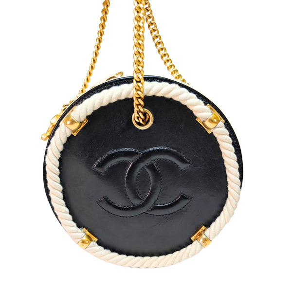 이미지를 갤러리 뷰어에 로드 , CHANEL 2019 Crumpled Calfskin En Vogue Round Shoulder Bag
