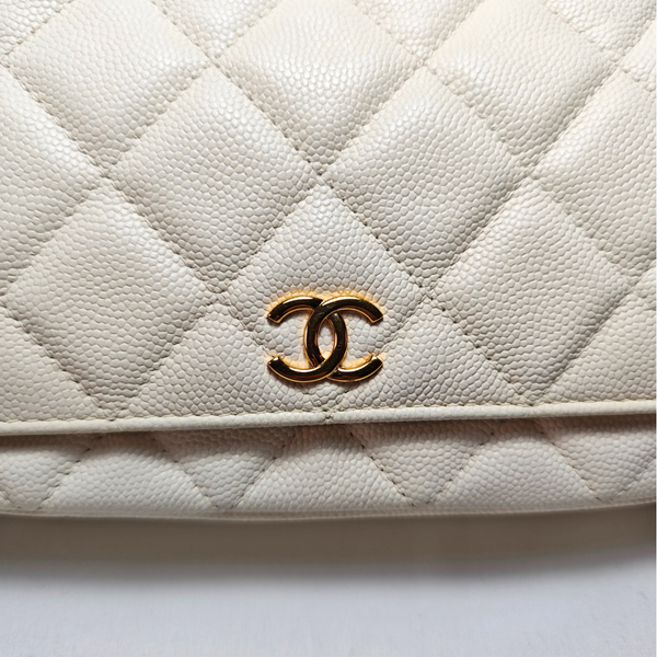 画像をギャラリービューアに読み込む, CHANEL ホワイト キャビアスキン CC チェーン付クラッチバッグ
