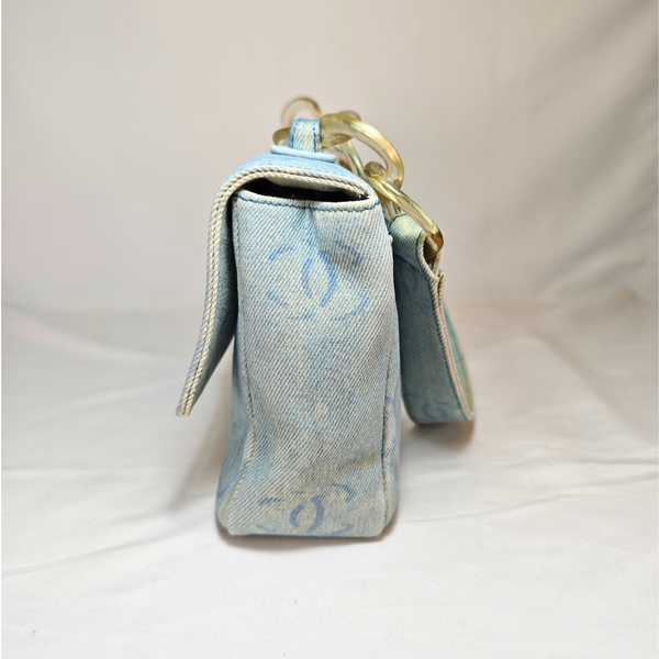 将图片加载到图库查看器，CHANEL 2002-2003 Washed Blue Denim Handbag
