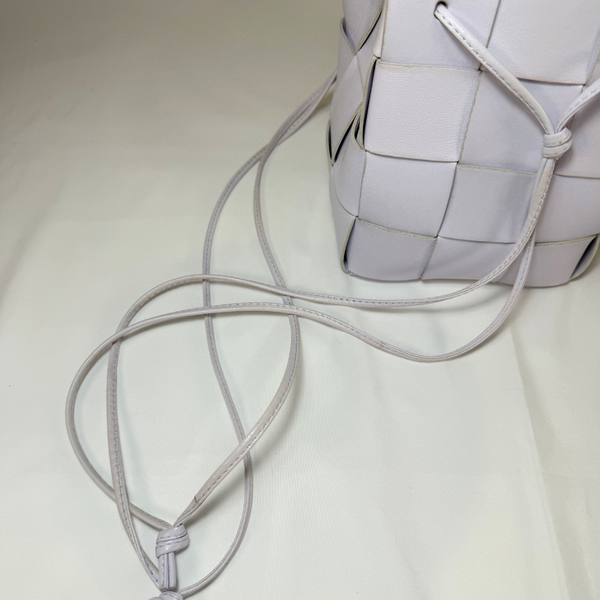 画像をギャラリービューアに読み込む, BOTTEGA VENETA ラヴェンダー　イントレチャート　スモール　ラムスキン　ショルダーバッグ　
