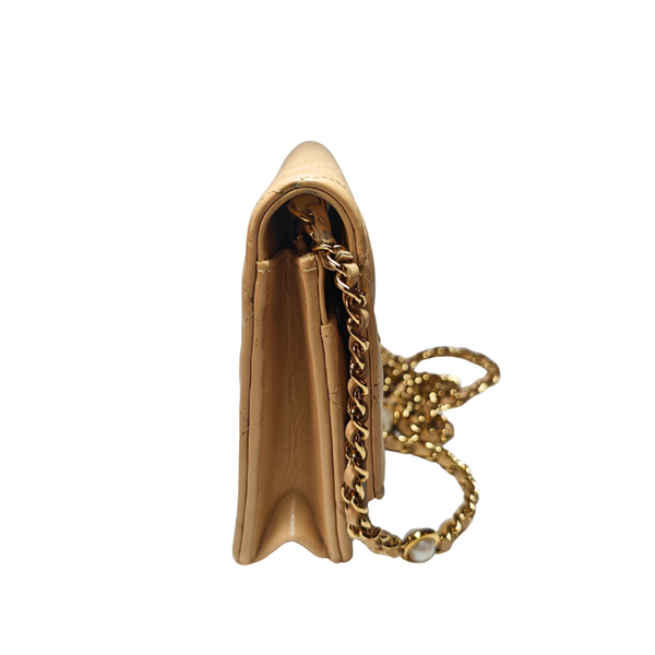 이미지를 갤러리 뷰어에 로드 , CHANEL Pearl Beige Matelasse Lamb skin Wallet on Chain
