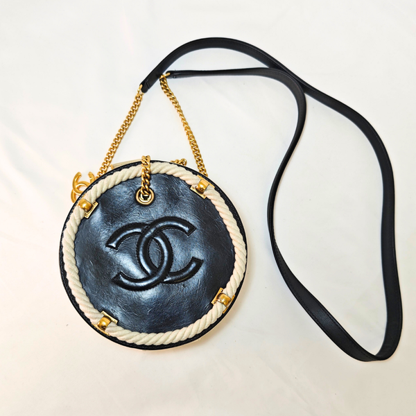 이미지를 갤러리 뷰어에 로드 , CHANEL 2019 Crumpled Calfskin En Vogue Round Shoulder Bag
