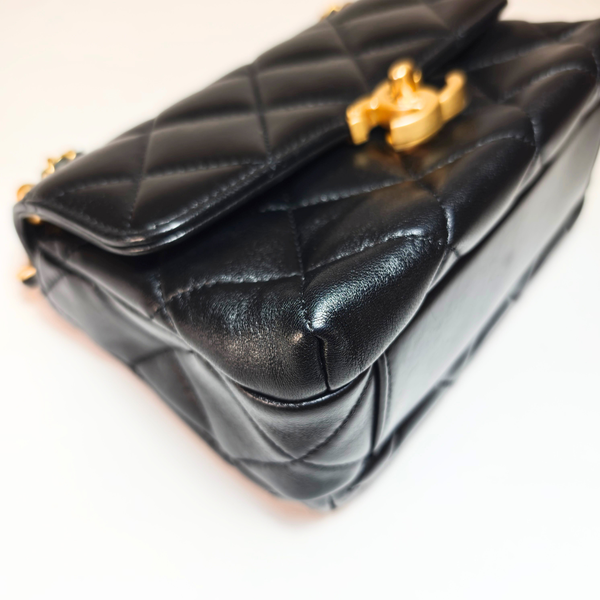 画像をギャラリービューアに読み込む, CHANEL CC ラムスキン パールチャーム シングルフラップ クロスボディバッグ
