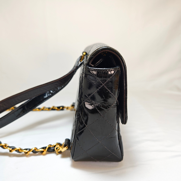 将图片加载到图库查看器，CHANEL Black Flap Backpack Patent Leather Gold CC Logo Hardware
