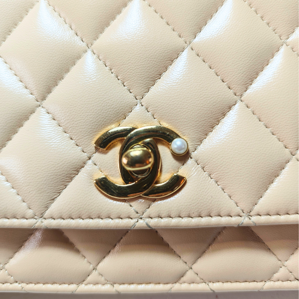 이미지를 갤러리 뷰어에 로드 , CHANEL Pearl Beige Matelasse Lamb skin Wallet on Chain
