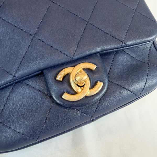 将图片加载到图库查看器，CHANEL Mini Navy Blue Lambskin In The Loop Flap
