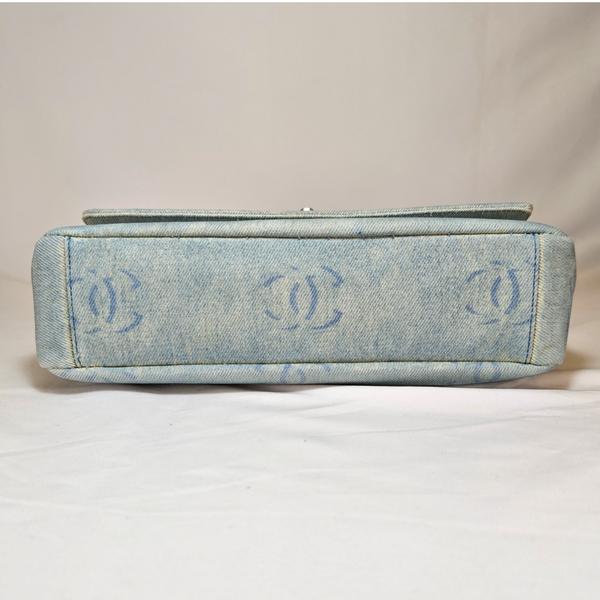 将图片加载到图库查看器，CHANEL 2002-2003 Washed Blue Denim Handbag
