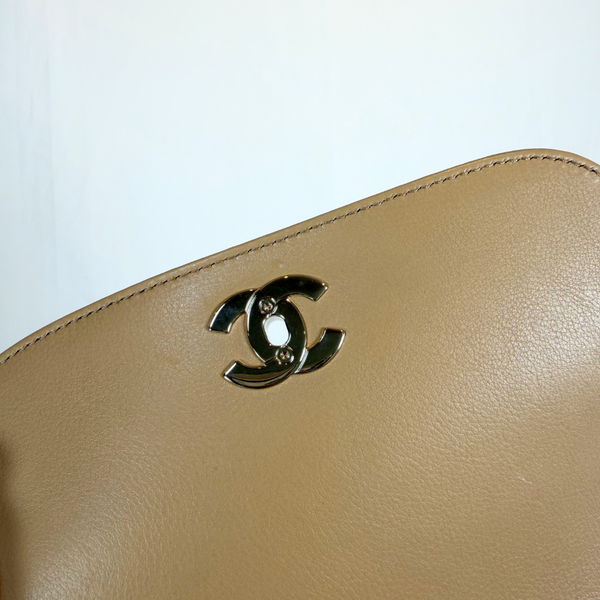 将图片加载到图库查看器，CHANEL Beige Quilted Leather Covered CC Small Crossbody Bag
