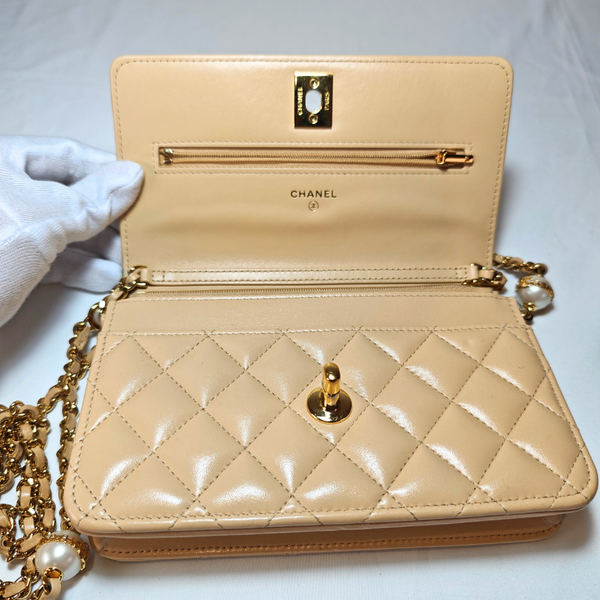 이미지를 갤러리 뷰어에 로드 , CHANEL Pearl Beige Matelasse Lamb skin Wallet on Chain
