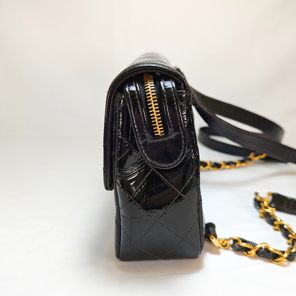 将图片加载到图库查看器，CHANEL Black Flap Backpack Patent Leather Gold CC Logo Hardware
