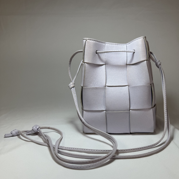 画像をギャラリービューアに読み込む, BOTTEGA VENETA ラヴェンダー　イントレチャート　スモール　ラムスキン　ショルダーバッグ　
