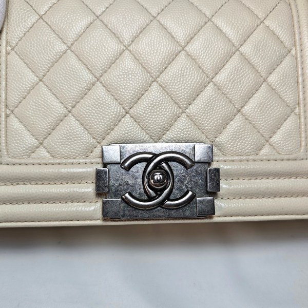 이미지를 갤러리 뷰어에 로드 , CHANEL Mini Boy White Caviar skin Flap Bag
