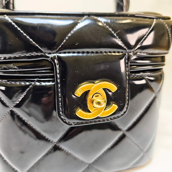 将图片加载到图库查看器，CHANEL Heart Mirror Black Vanity
