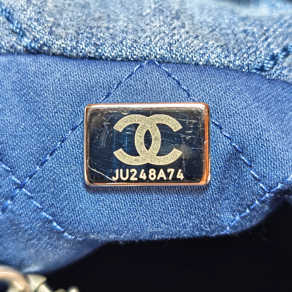 将图片加载到图库查看器，CHANEL 22 Chain Quilted Studded Denim Mini hobo bag
